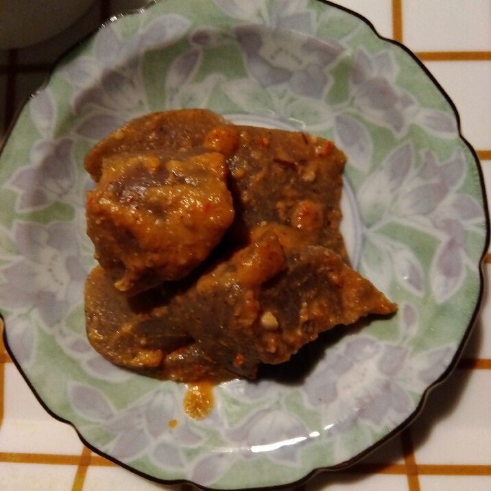 こんにゃくのゴマ味噌ピリ辛和え